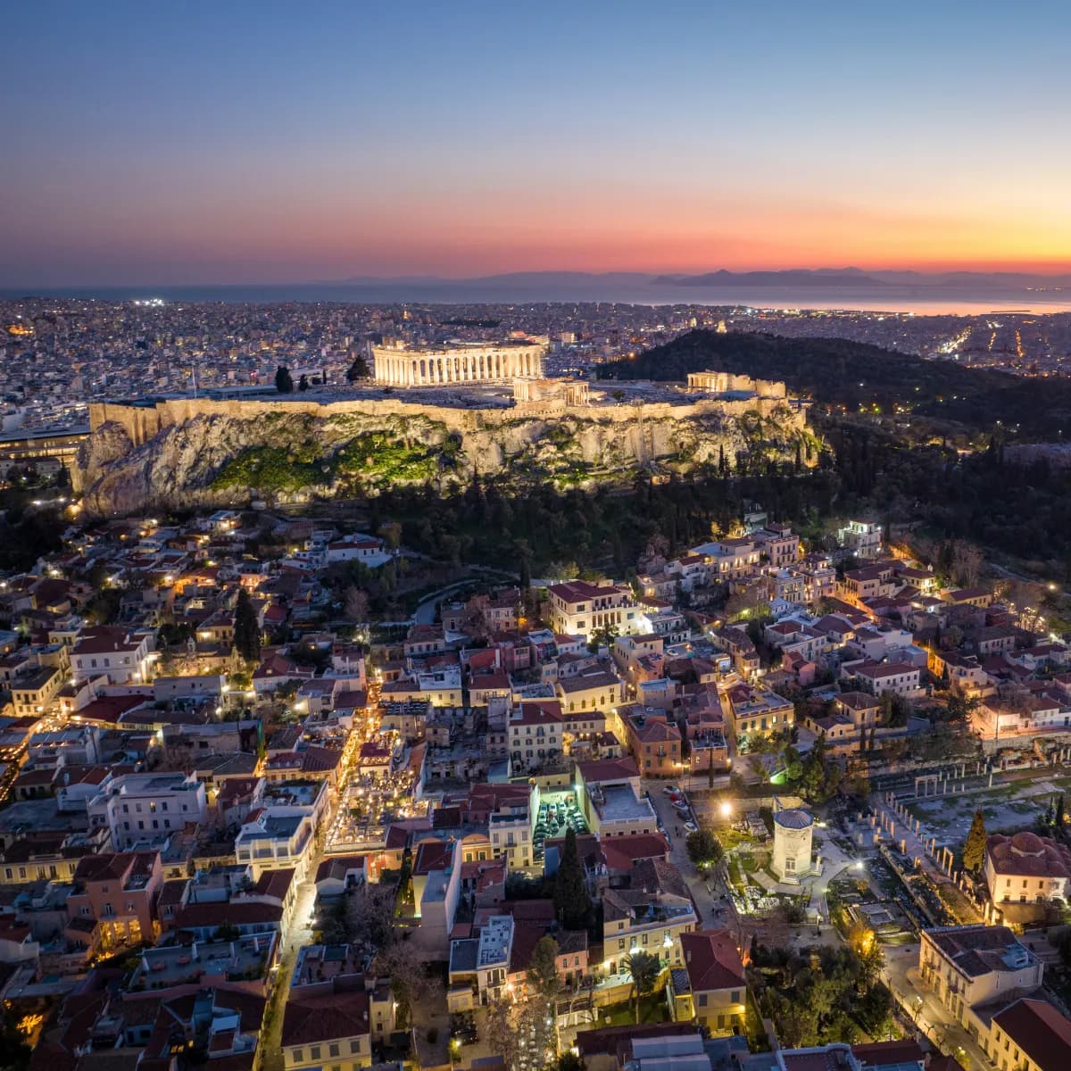Die Akropolis und die Altstadt von Athen in der Abenddämmerung
