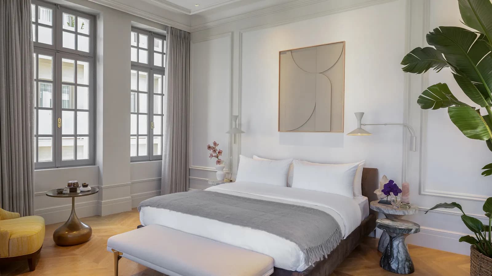 Junior Suite mit Doppelbett und hohen Fenstern