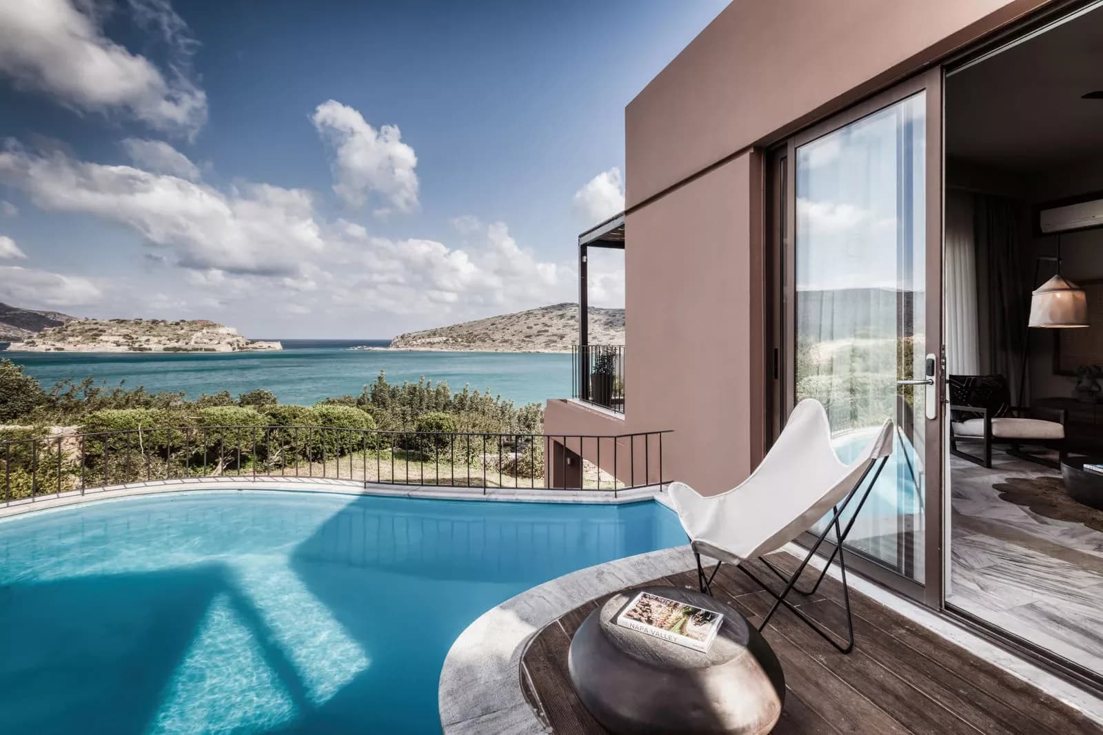 Privatpool einer Suite mit Blick über die Bucht
