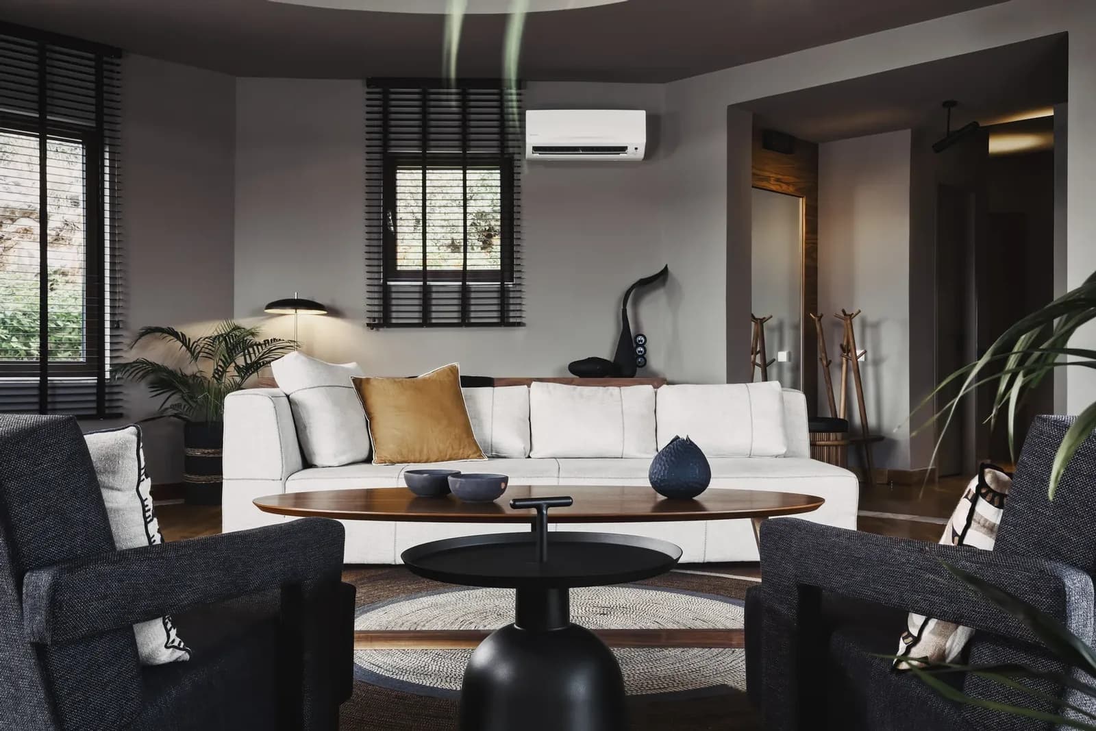 Wohnzimmer einer Villa mit Sofa und Sesseln