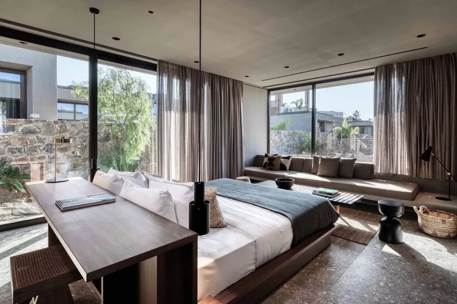 Suite mit Bett, Schreibtisch und Blick in den Garten