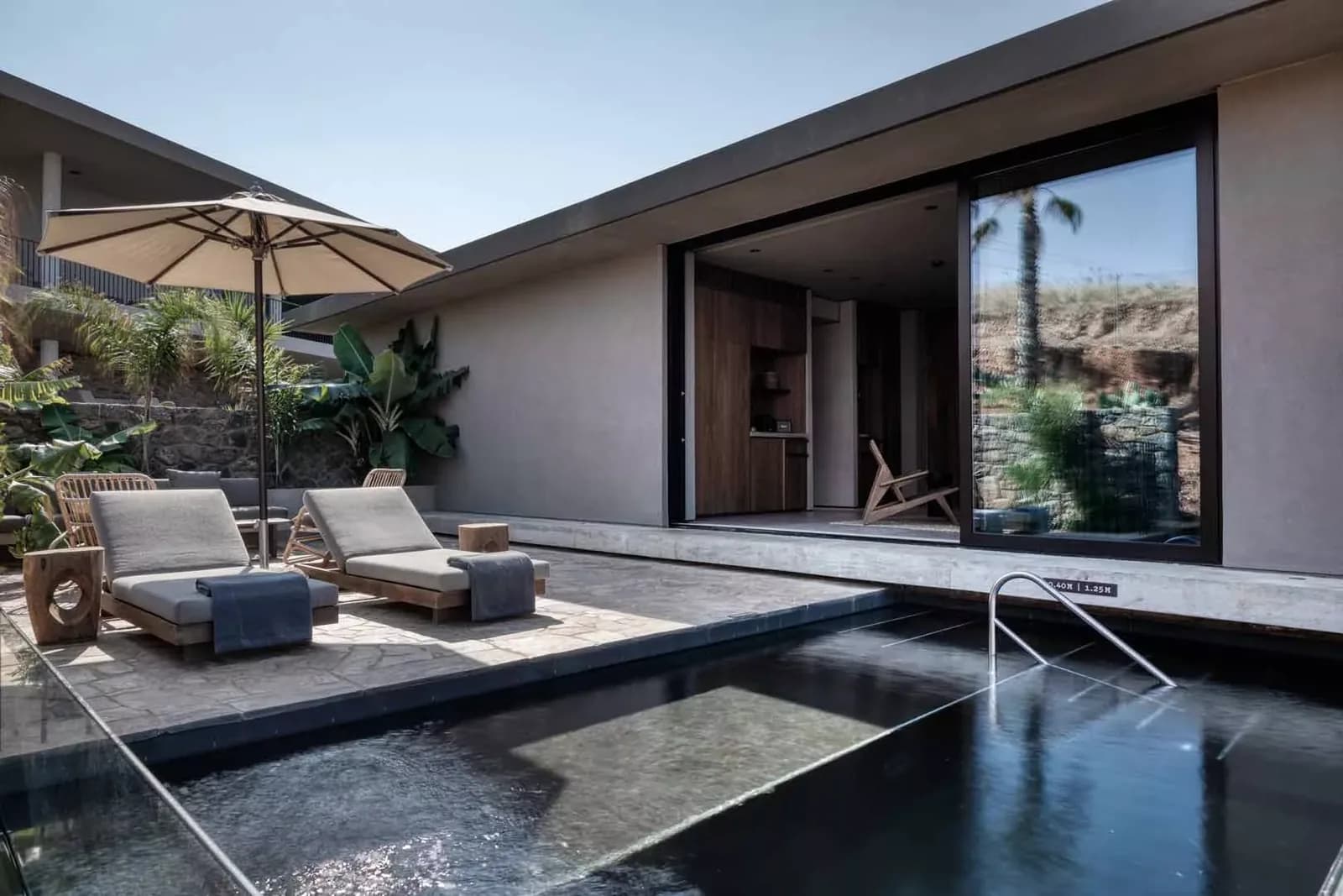Villa mit eigenem Pool und zwei Sonnenliegen