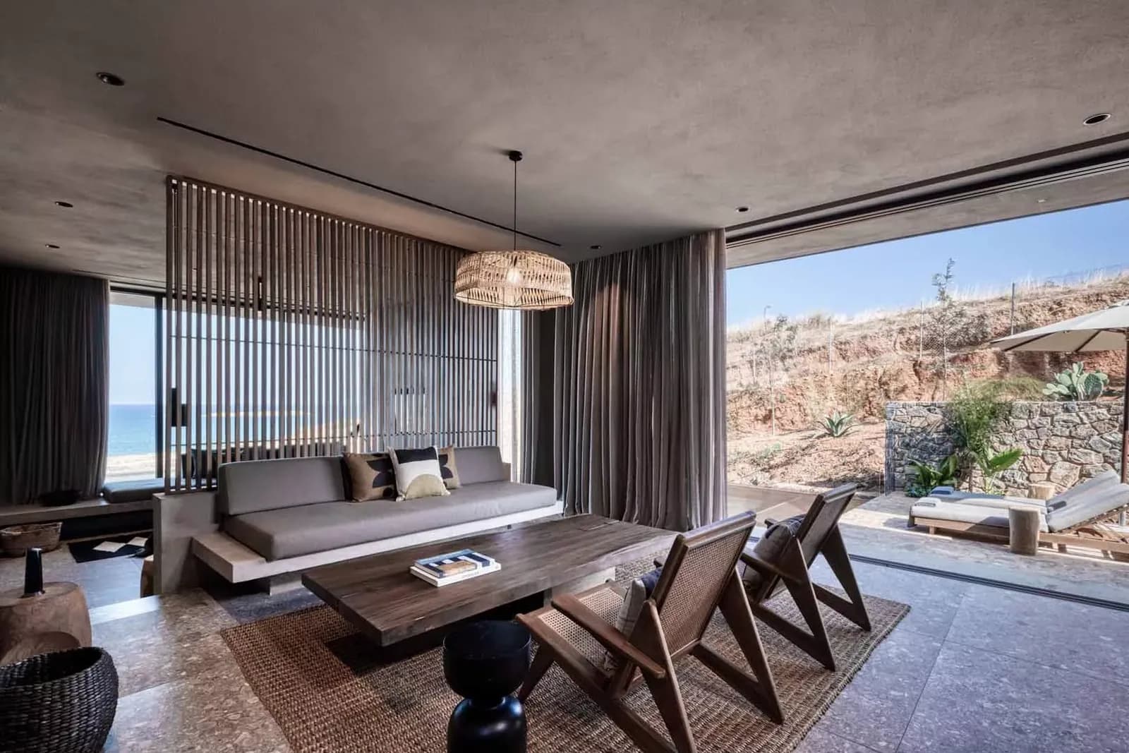 Wohnbereich einer Villa mit offener Front zur Terrasse