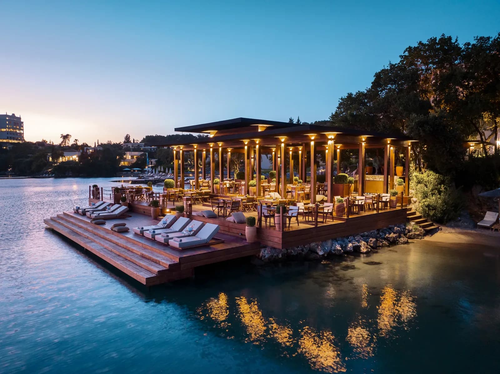 Das Restaurant Yali auf dem Wasser am Abend