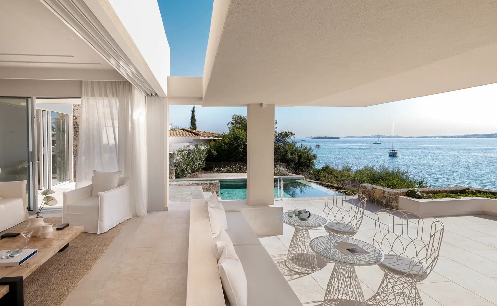 Terrasse einer Waterfront-Villa mit Pool und Blick aufs Meer