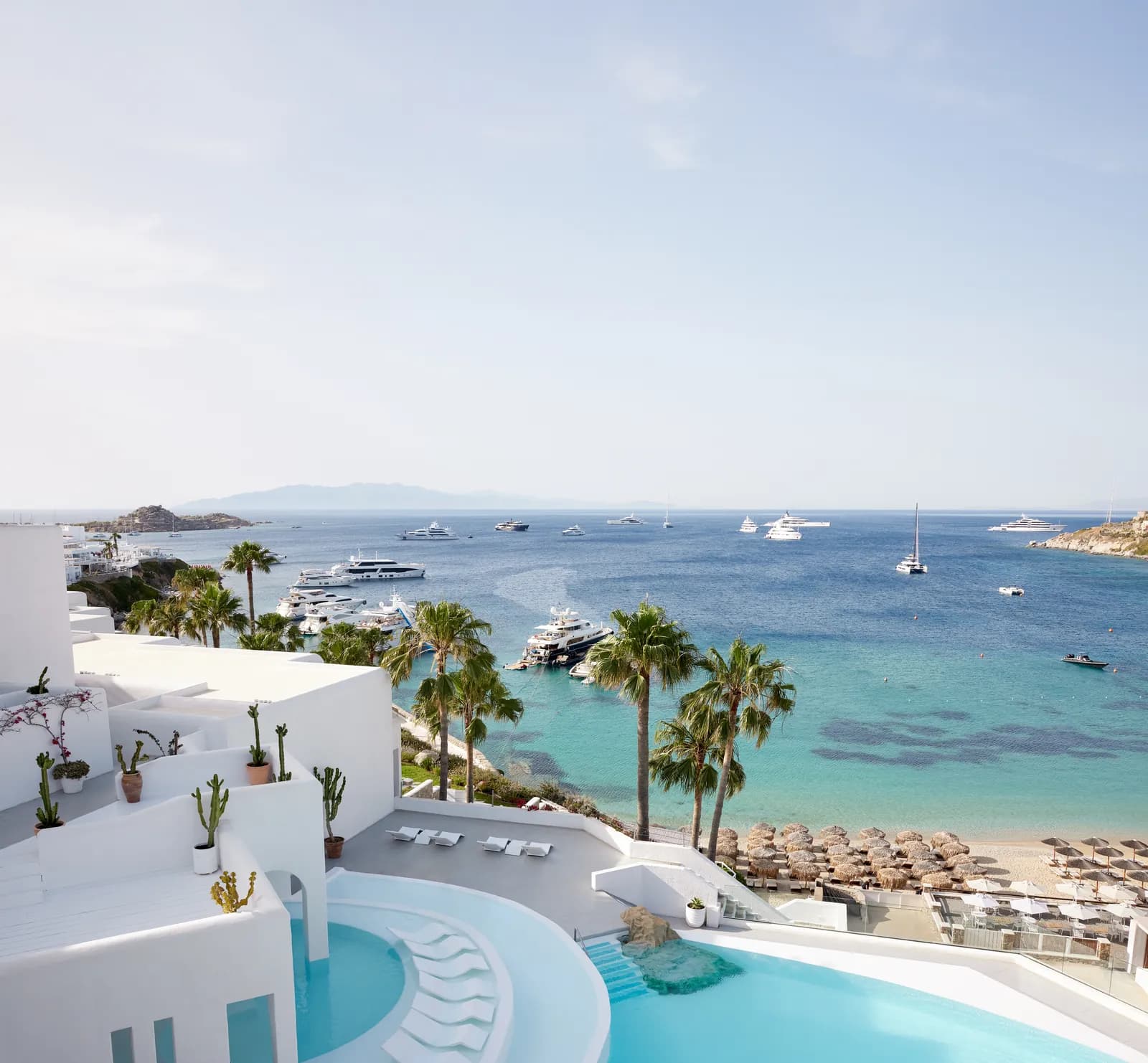 Das Mykonos Blu über dem Strand von Psarou