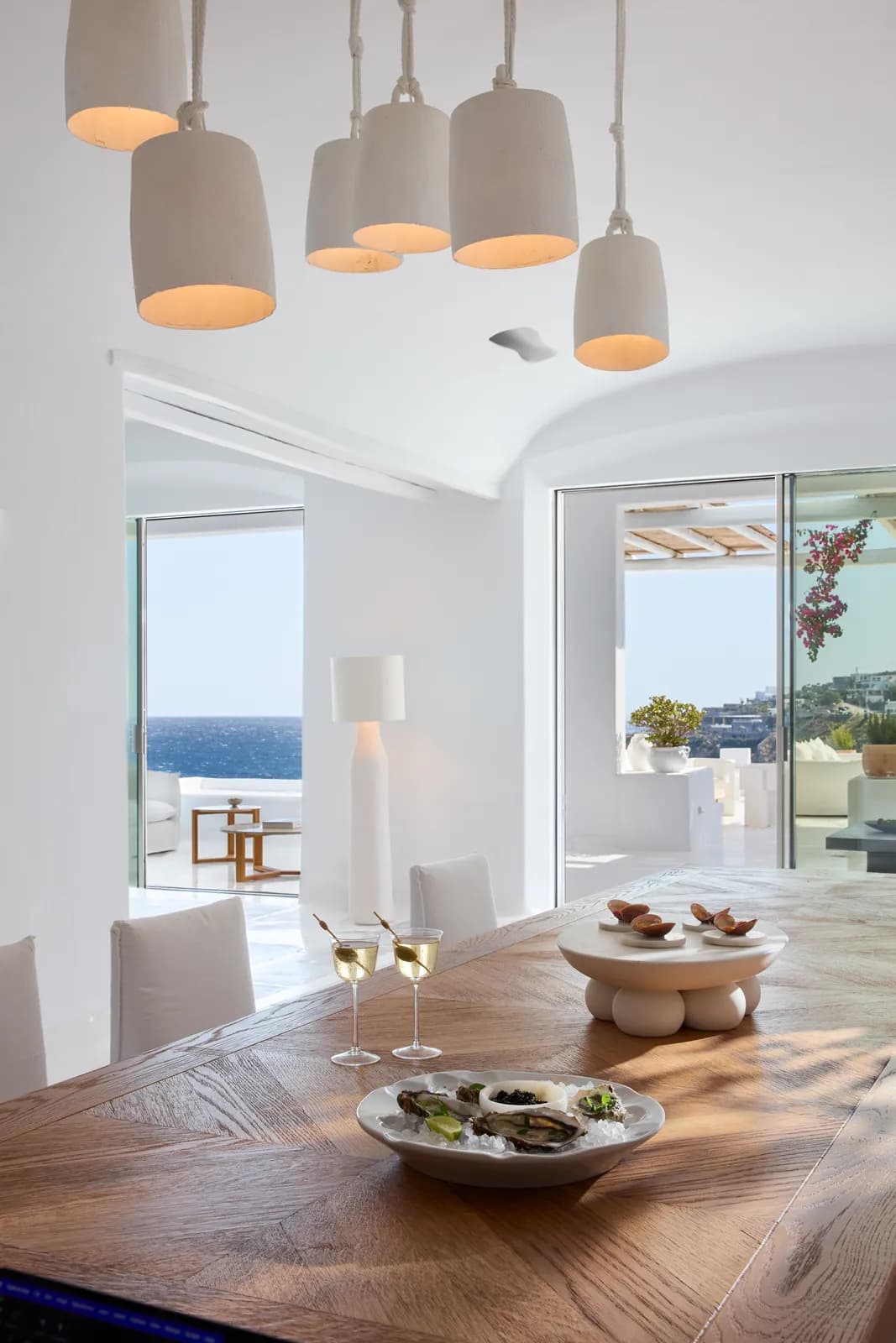 Essbereich der Villa mit Holztisch und Blick auf die Terrasse