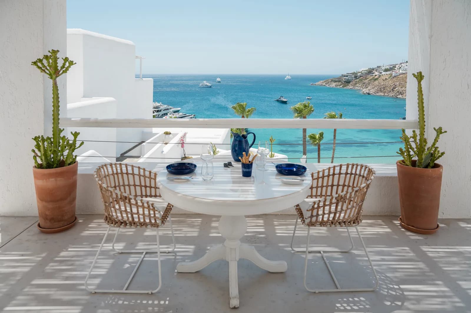Esstisch auf der Terrasse der Villa über der Bucht