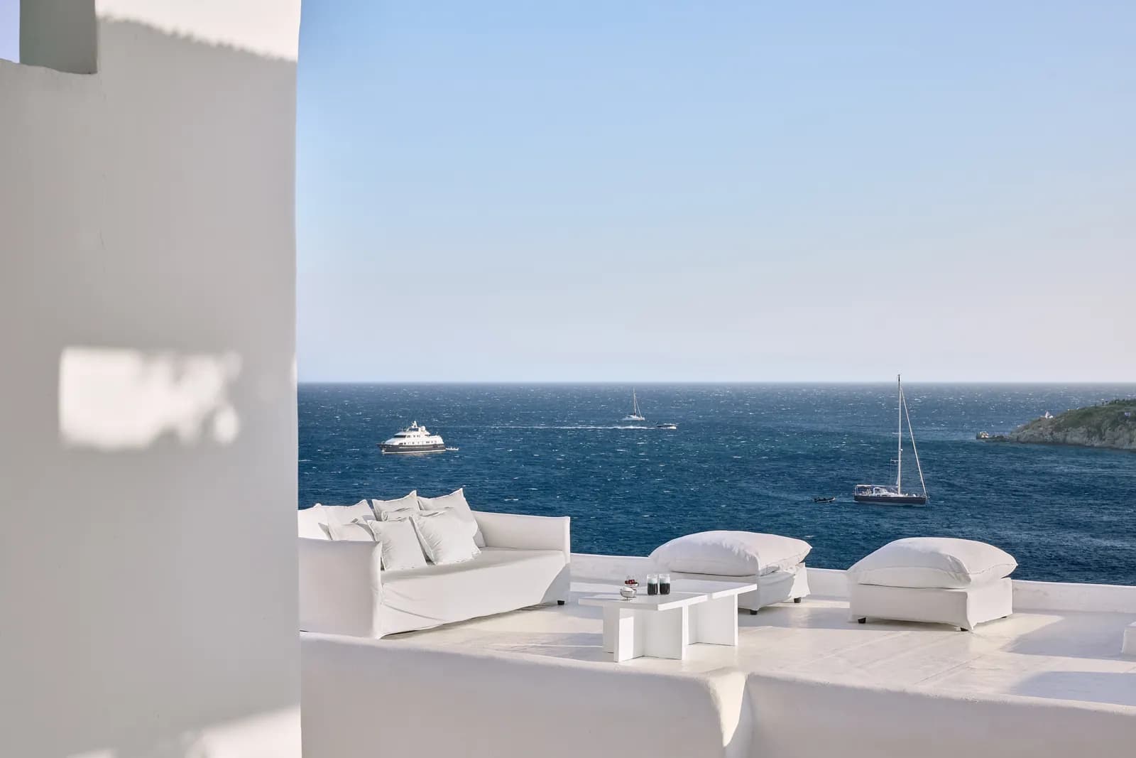 Weiße Lounge auf der Terrasse der Villa mit Blick aufs Meer