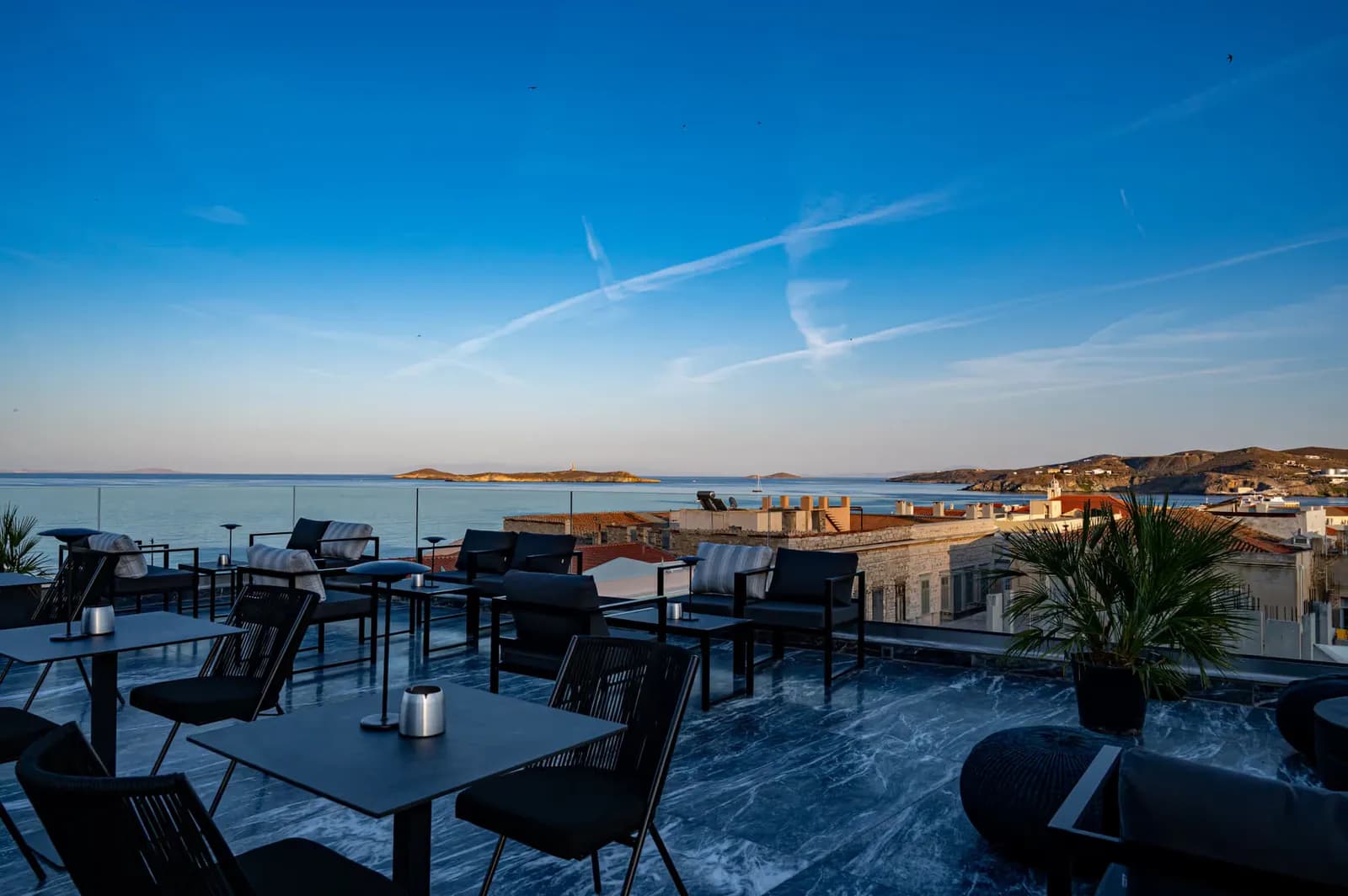 Argini Syros – Dachterrasse über dem Meer