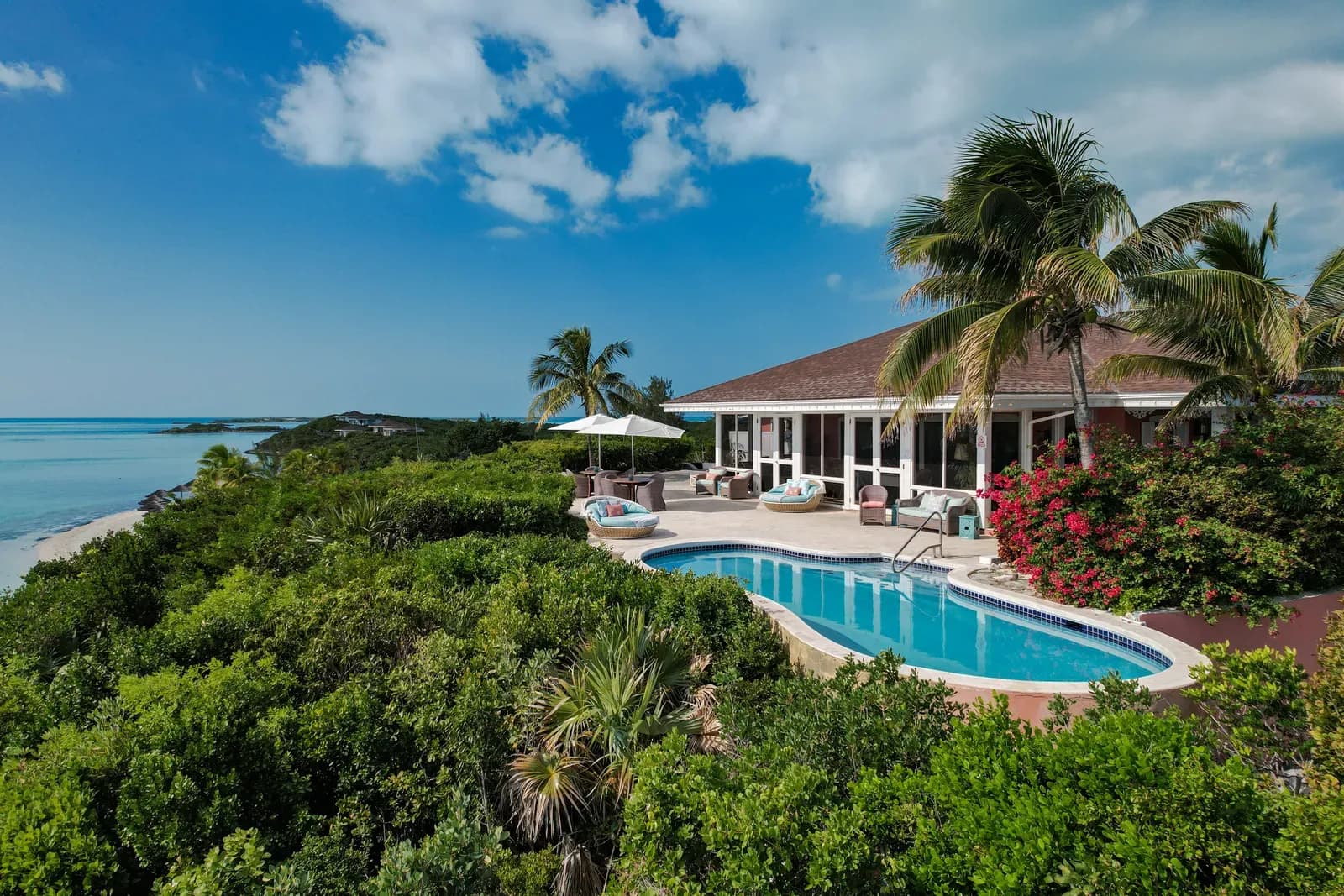 Haus mit Pool über der Bucht