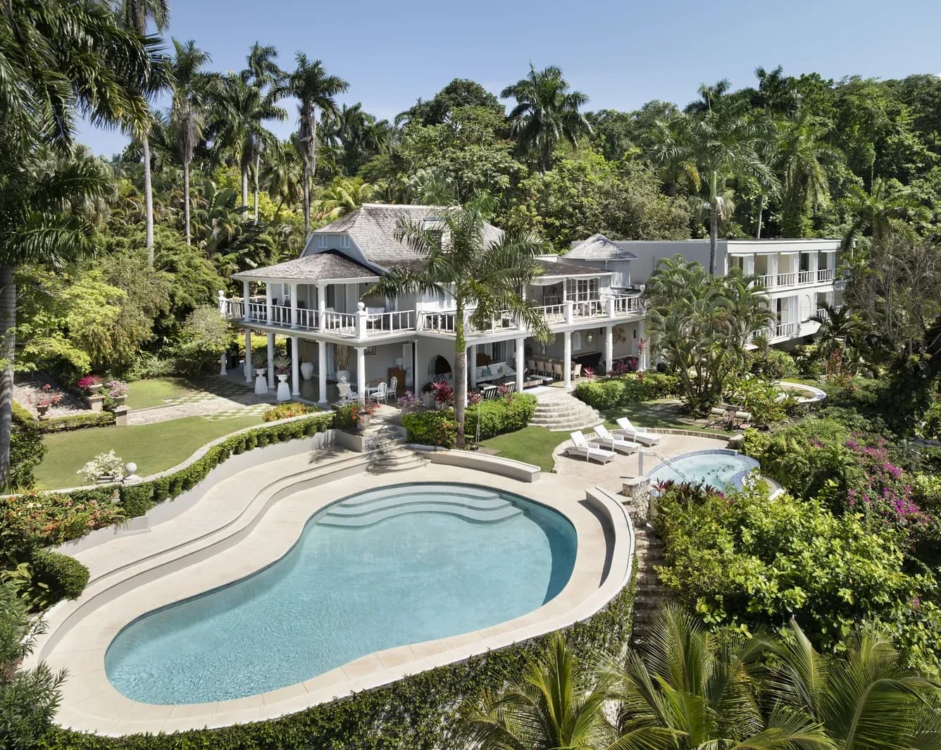 Das Anwesen mit Haupthaus, Cottages und Pool aus der Luft