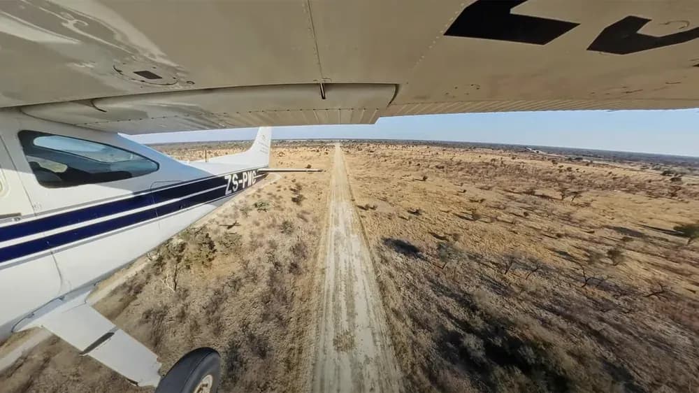 Anflug auf eine Buschpiste in Südafrika