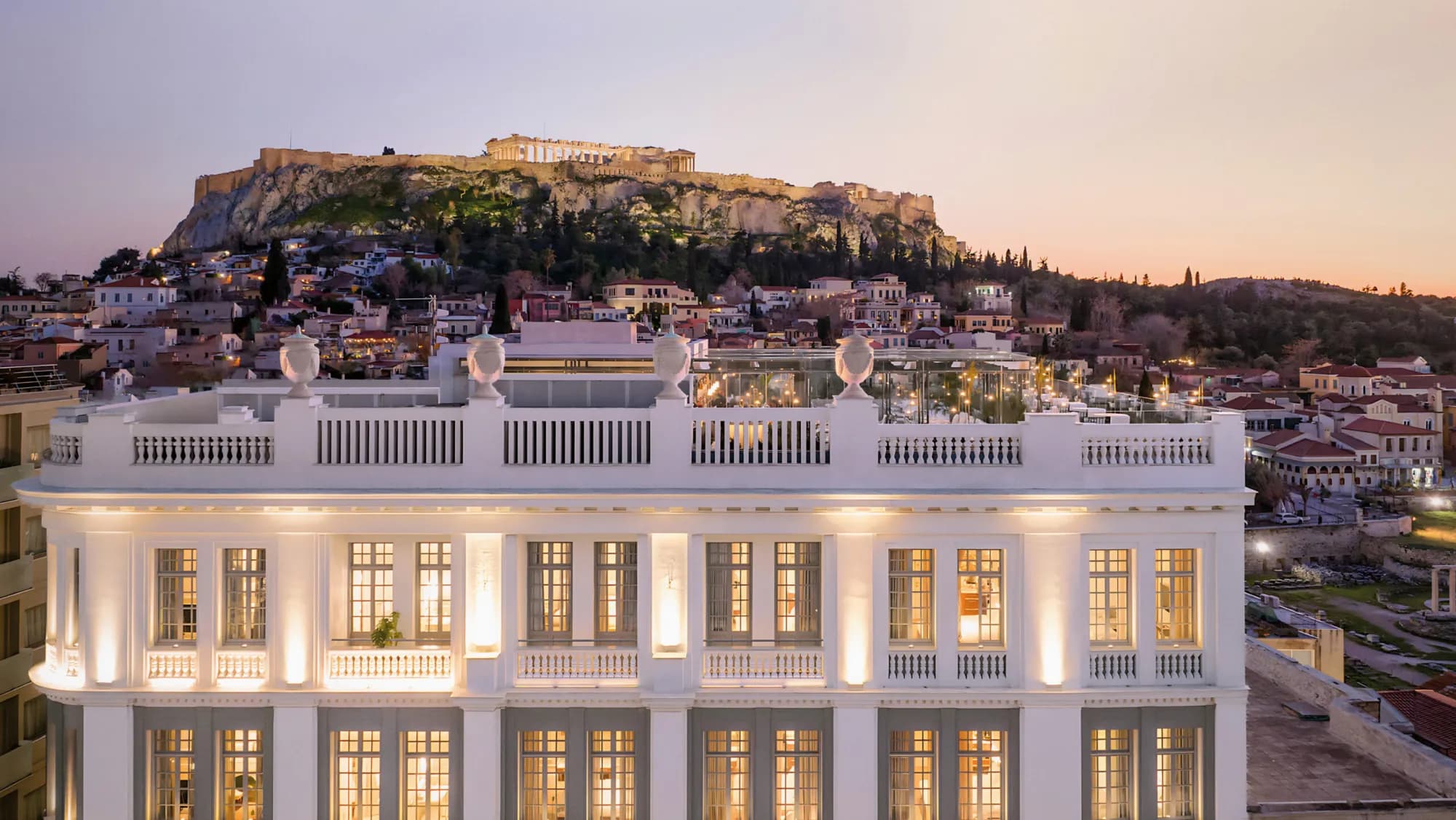 The Dolli am Abend, dahinter die Akropolis