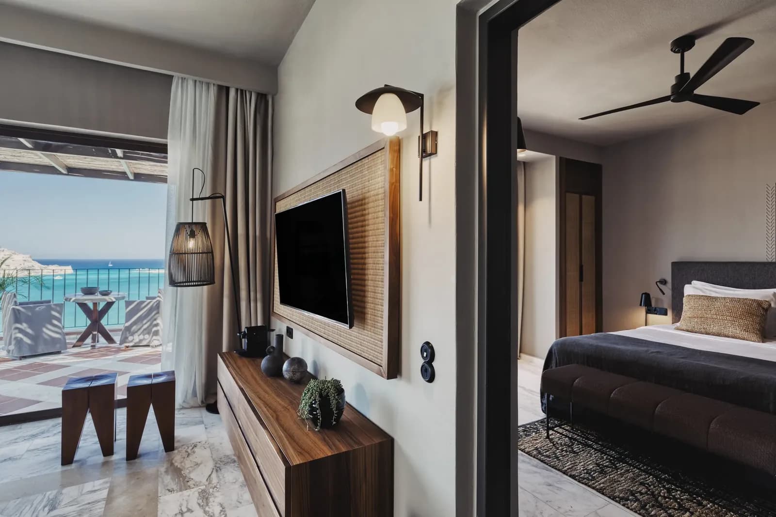 Suite mit Schlaf- und Wohnbereich und Blick auf die Terrasse