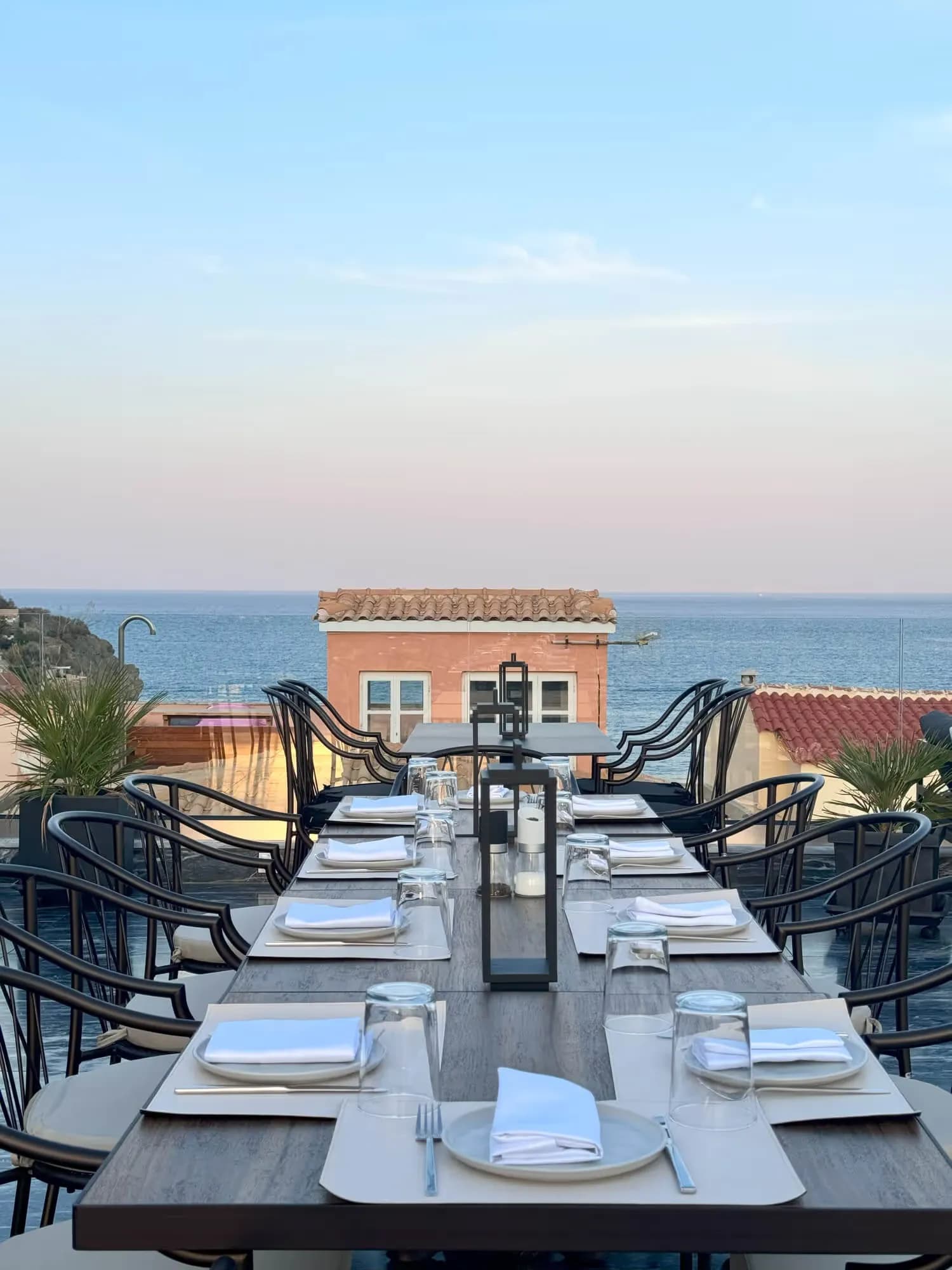 Argini Syros – gedeckte Tafel auf der Dachterrasse