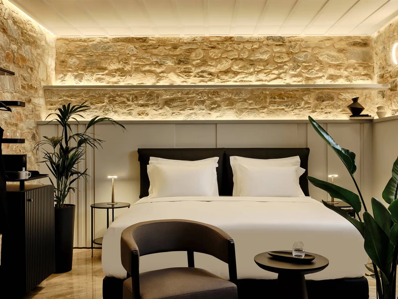 Argini Syros – Zimmer mit Natursteinwand