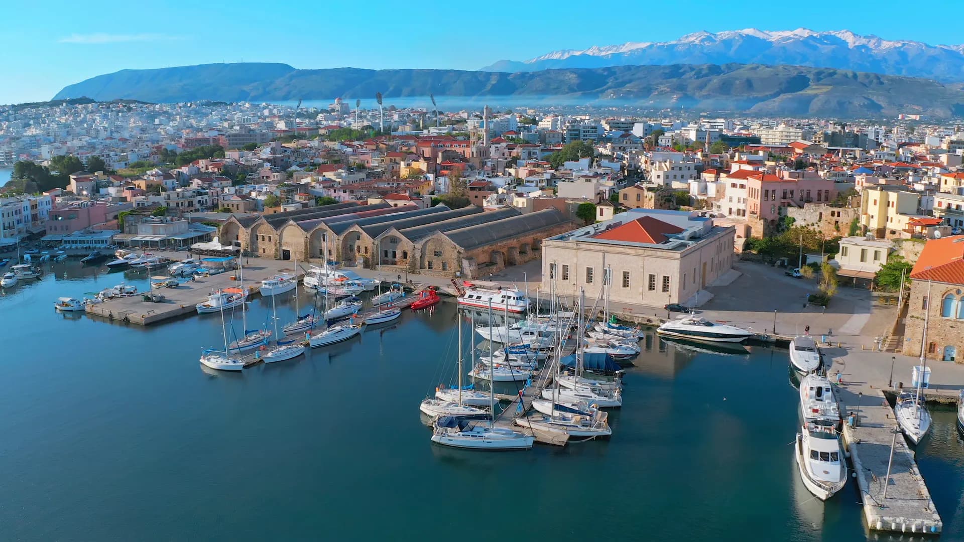 Der alte Hafen von Chania aus der Luft, dahinter die Weißen Berge Kretas