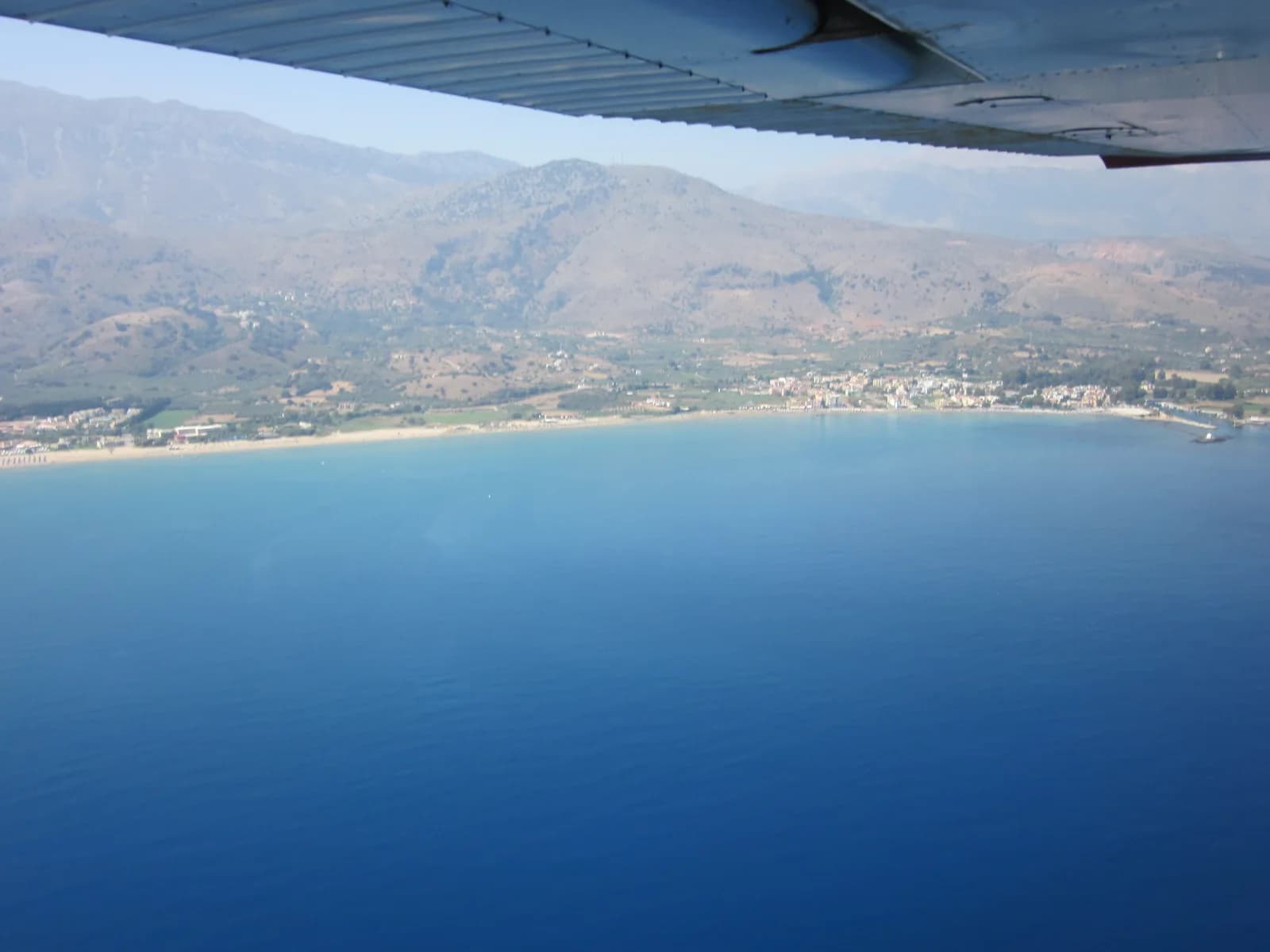 Blick aus dem Flugzeug auf die Bucht von Georgioupoli an der Nordküste Kretas