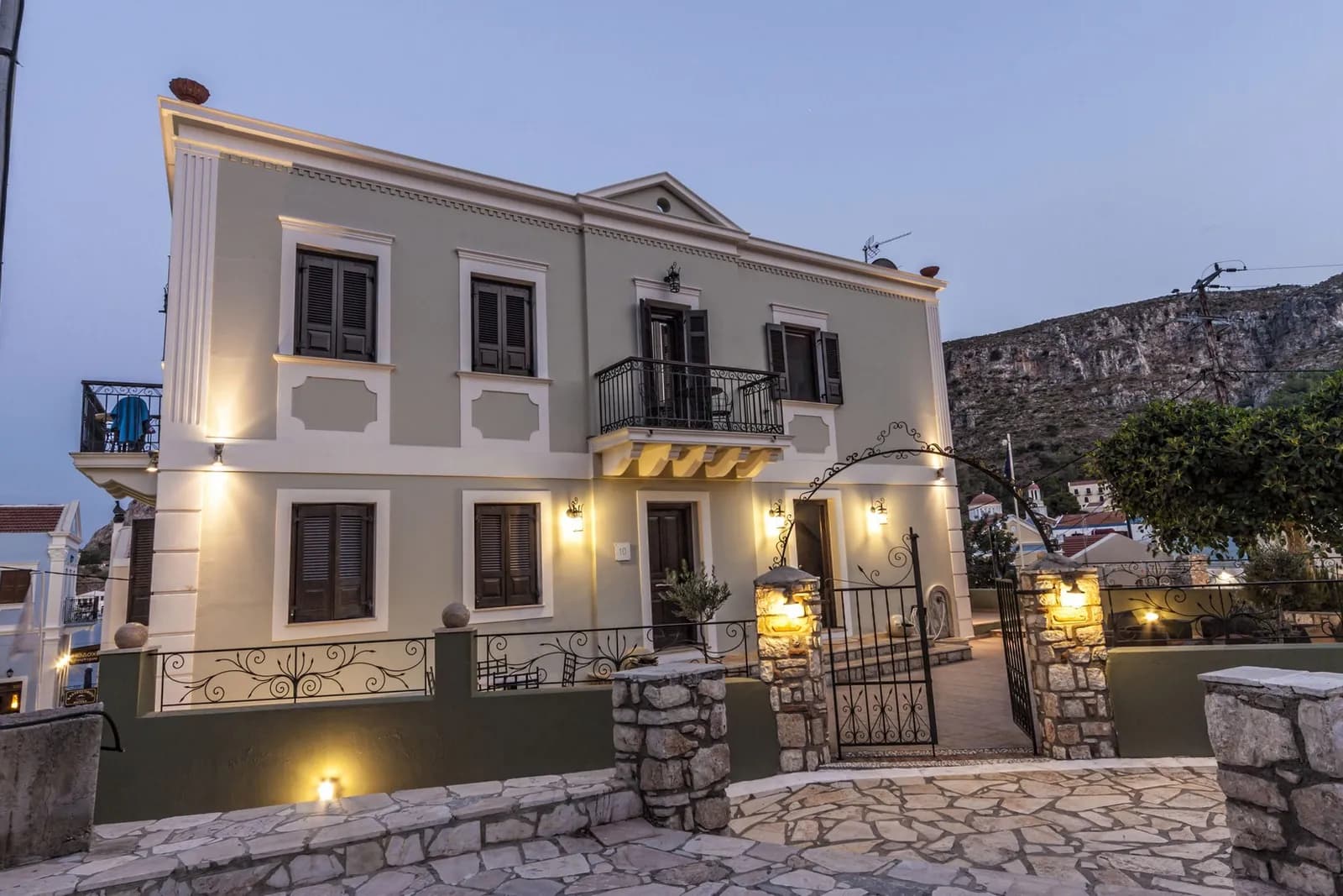 Poseidon Hotel Kastellorizo – Haus am Abend