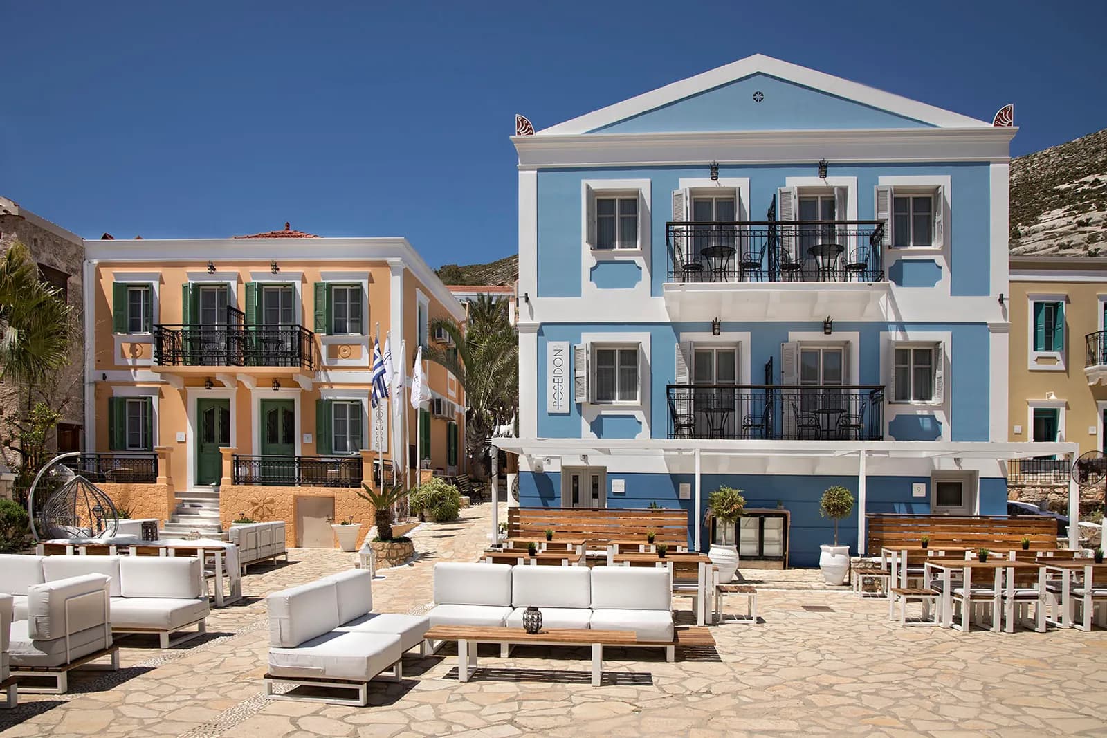 Die neoklassizistischen Häuser des Poseidon Hotels am Hafen von Kastellorizo
