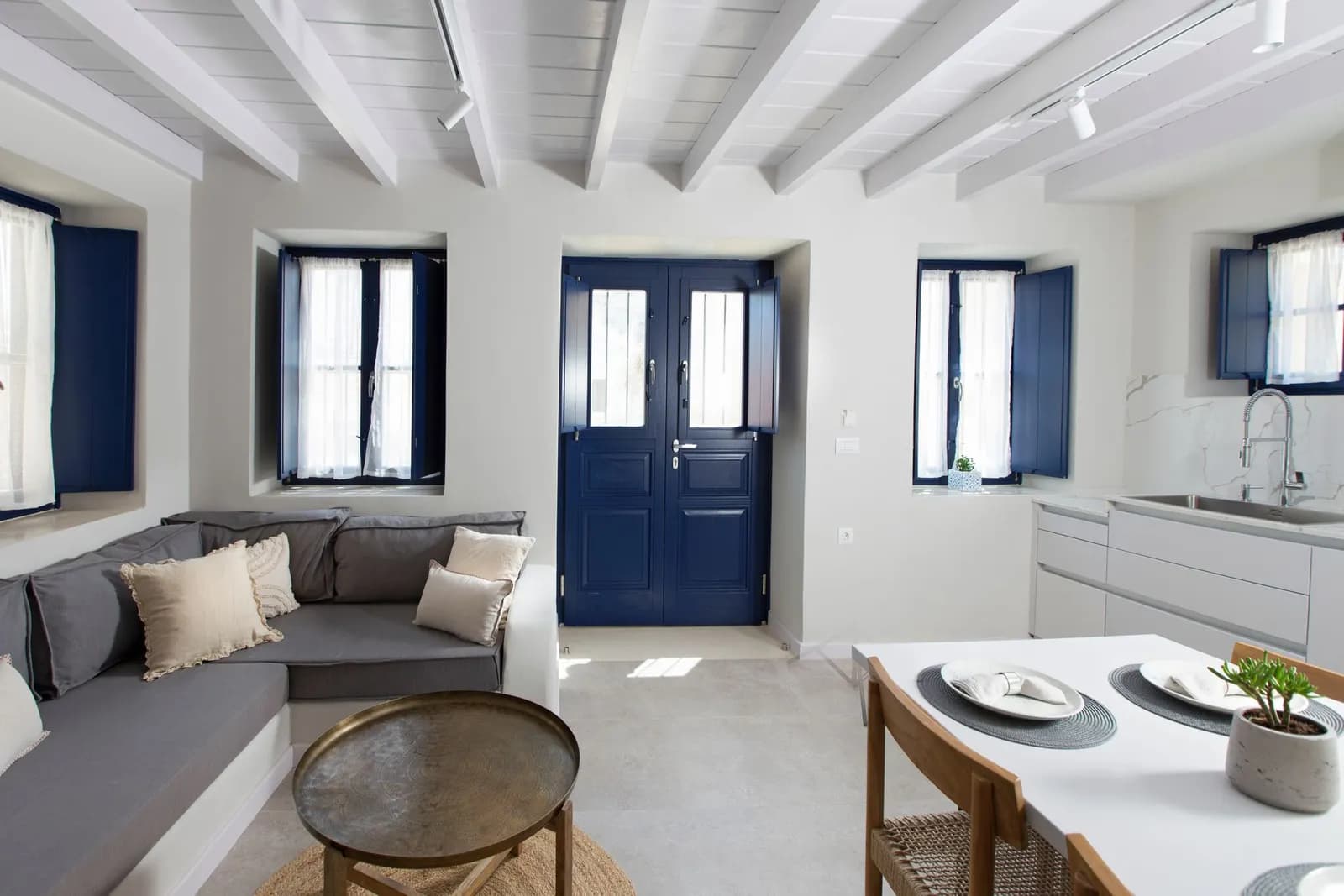 Poseidon Hotel Kastellorizo – Wohnraum mit Küche