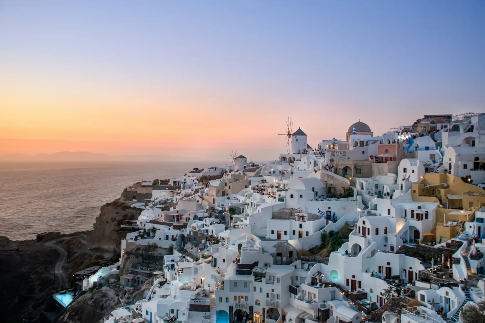 Oia auf Santorini im Licht des Sonnenuntergangs