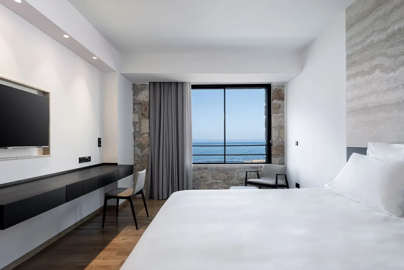 The Tanneries Chania – Schlafzimmer einer Junior Suite mit Meerblick