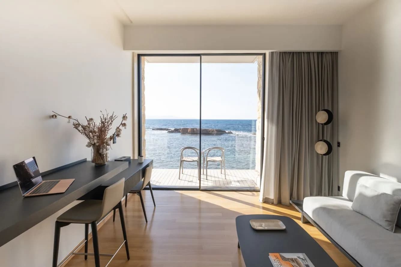 The Tanneries Chania – Wohnbereich einer Suite mit Terrasse zum Meer