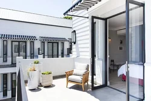 Zimmer mit offener Tür zur eigenen Terrasse